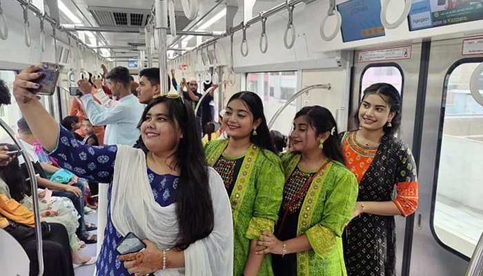 মেট্রোরেলে ঈদ আনন্দ উদযাপন রাজধানীবাসীর