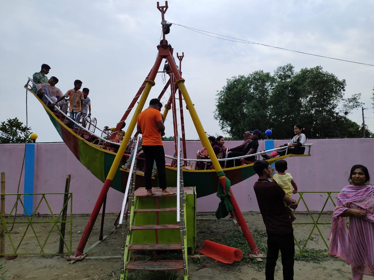আখাউড়ায় শিশু বিনোদন কেন্দ্রে উপচেপড়া ভিড়