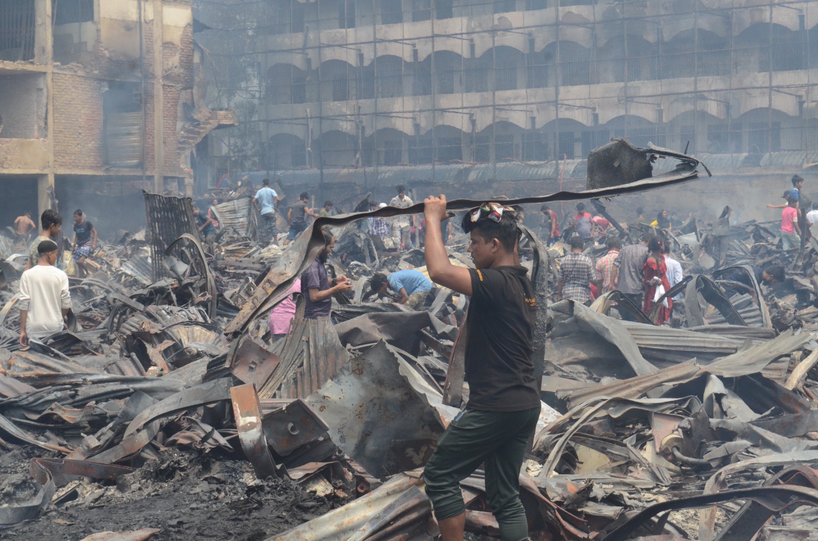 স্বপ্ন হলো ছাই, ভোরের কাগজের ছবিতে বঙ্গবাজার অগ্নিকাণ্ড