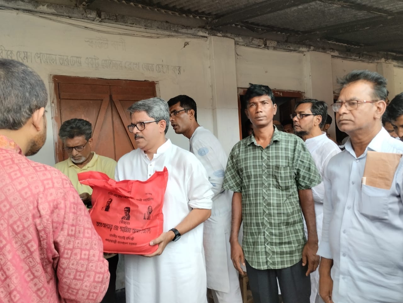 শিক্ষার্থীরা পেলো ট্যাবলেট, প্রতিবন্ধীরা হুইল চেয়ার-ট্রাইসাইকেল