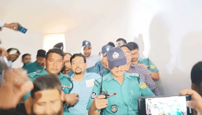 ঘুষের ১০ লাখ টাকাসহ উপ-কর কমিশনার আটক