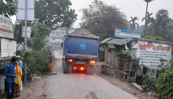 আত্রাইয়ে বালুবাহী ড্রামট্রাকে নষ্ট হচ্ছে রাস্তা