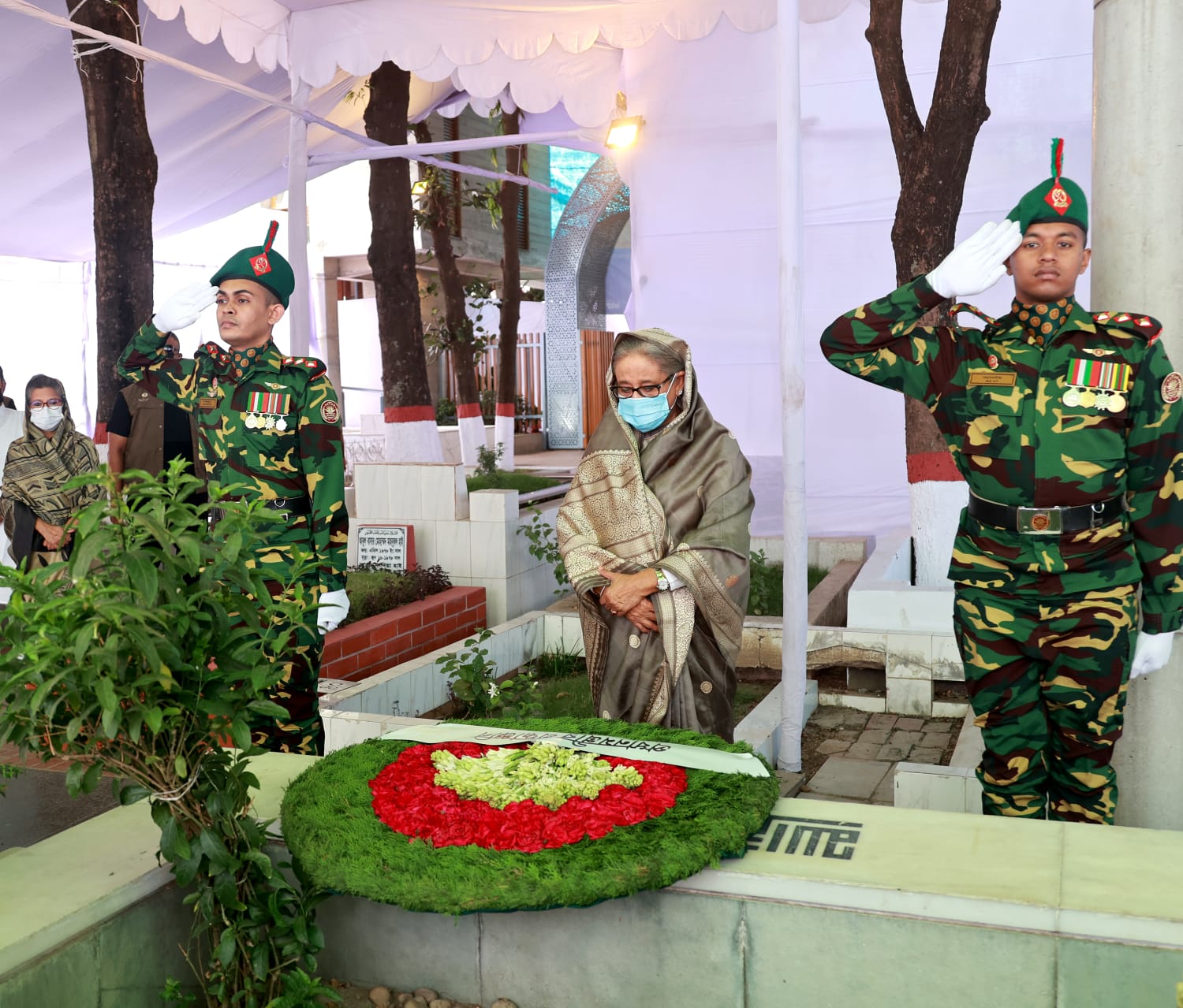 বনানী কবরস্থানে স্বজনদের শ্রদ্ধা প্রধানমন্ত্রীর