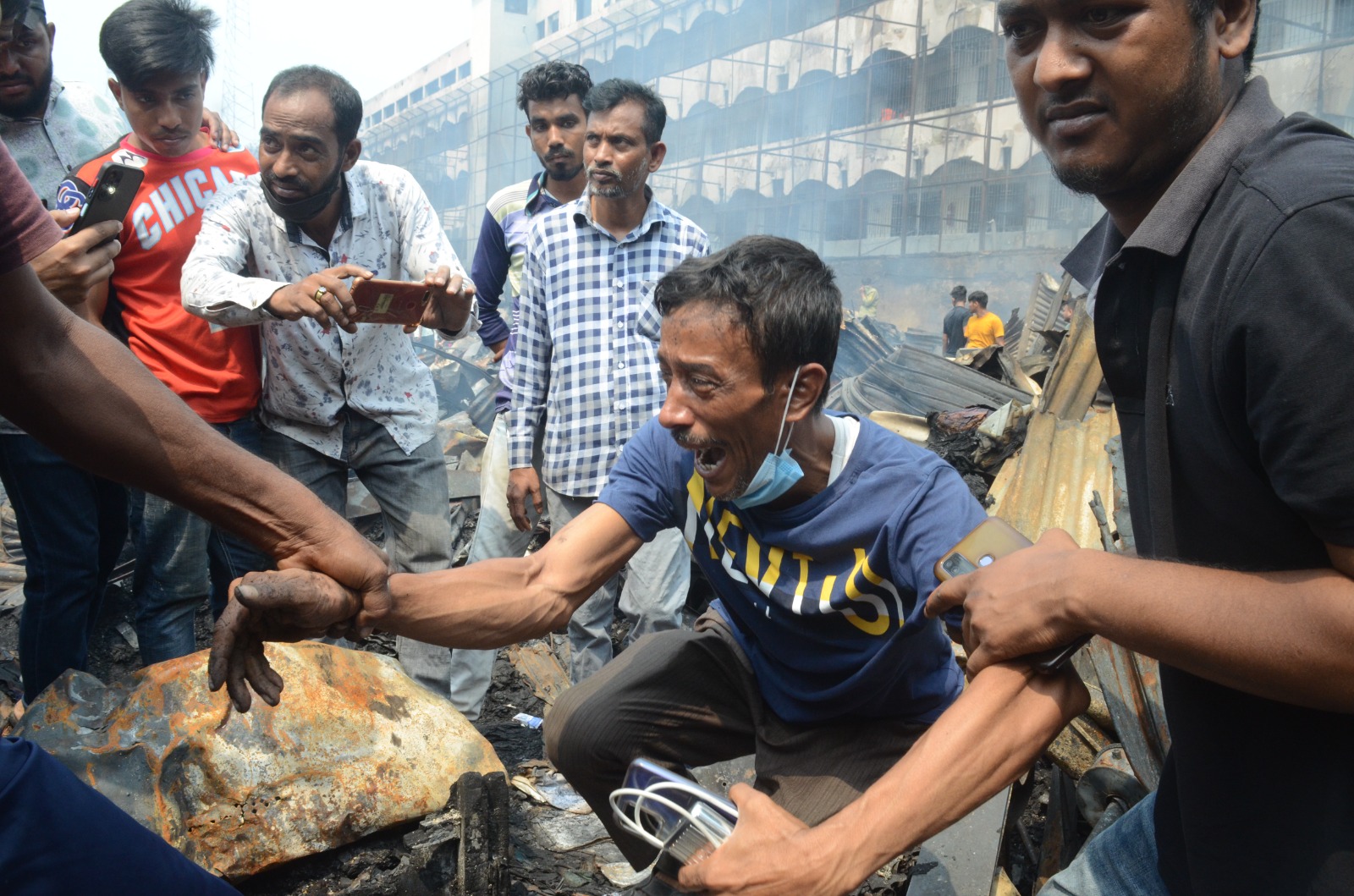 স্বপ্ন হলো ছাই, ভোরের কাগজের ছবিতে বঙ্গবাজার অগ্নিকাণ্ড