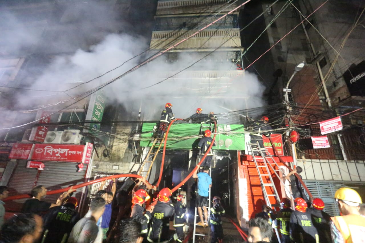 ওয়ারীতে অগ্নিকাণ্ড: ৪৫ মিনিটের চেষ্টায় নিয়ন্ত্রণে