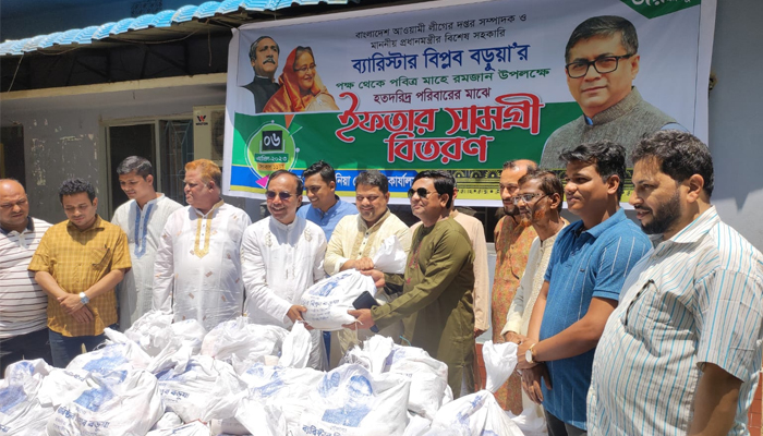 সাতকানিয়ায় ৩ হাজার পরিবারের মাঝে বিপ্লব বড়ুয়ার খাদ্যসামগ্রী বিতরণ