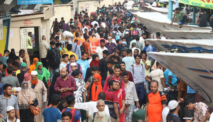মঙ্গলবার ঢাকা ছেড়েছেন ১২ লাখ মানুষ