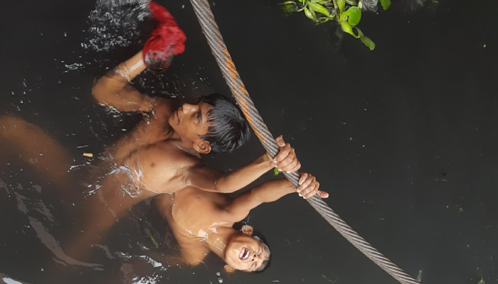 দাবদাহে নদীতে পথশিশুদের গোসল