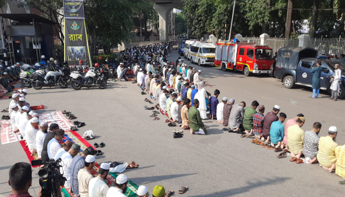 জাতীয় ঈদগাহে মুসল্লিদের ঈদুল ফিতরের নামাজ আদায়