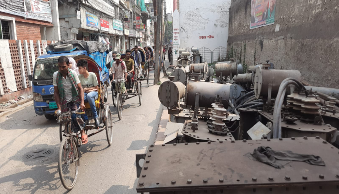 নাজিমুদ্দিন রোডে অকেজো বৈদ্যুতিক সরঞ্জাম