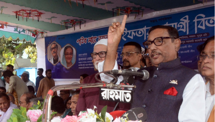 আজিমপুরে ইফতারসামগ্রী বিতরণকালে ওবায়দুল কাদের
