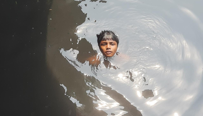 গরম থেকে বাঁচতে নদীতে পথশিশুদের গোসল