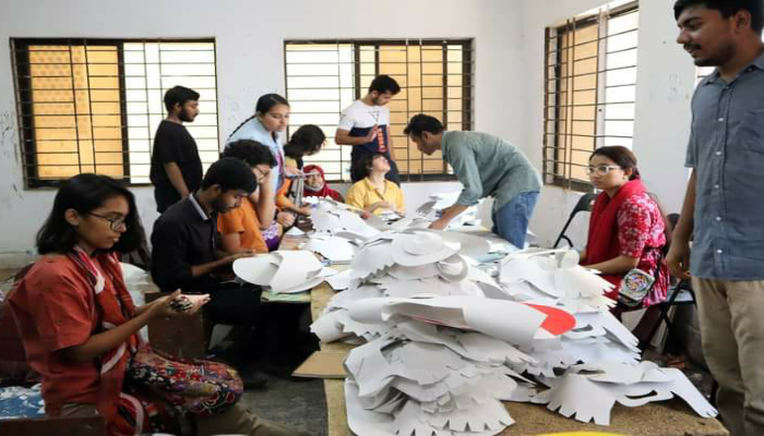 মঙ্গল শোভাযাত্রার সাজসজ্জায় ব্যস্ত জবি শিক্ষার্থীরা