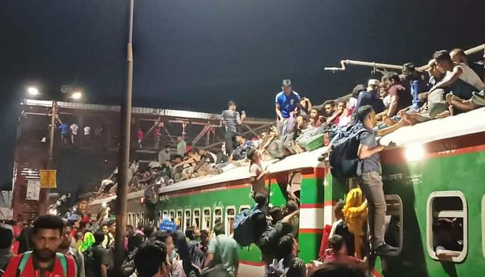 ট্রেনের ছাদে করেই ঘরমুখো যাত্রীদের ঈদযাত্রা