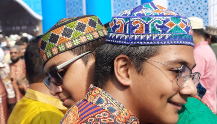 ঈদগাহে নামাজ শেষে কোলাকুলি