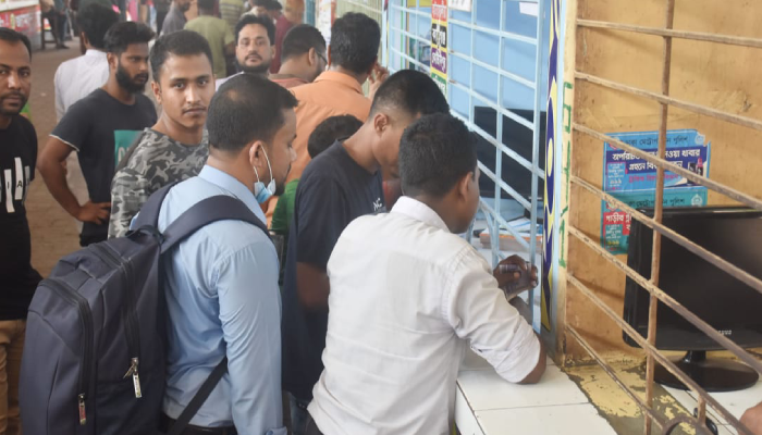 গাবতলীতে টিকেটপ্রত্যাশীদের ভিড়