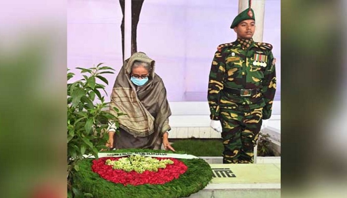 বনানী কবরস্থানে স্বজনদের শ্রদ্ধা প্রধানমন্ত্রীর