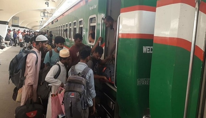 ঈদযাত্রার তৃতীয় দিনে চলছে ৫২ জোড়া ট্রেন