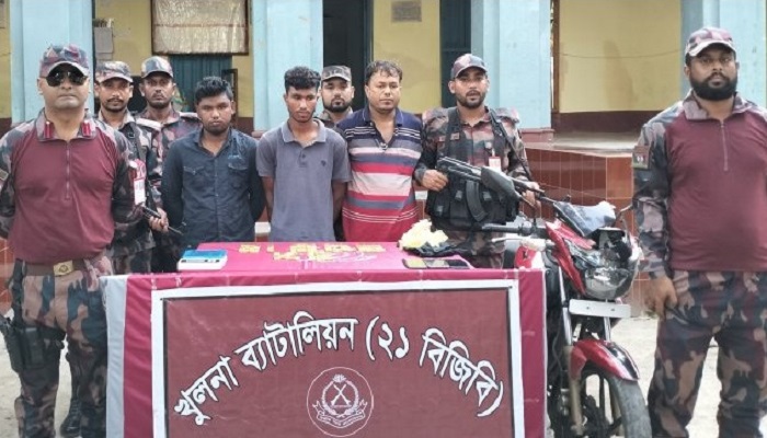 যশোর সীমান্তে ১১ কোটি টাকার সোনার বারসহ আটক ৩
