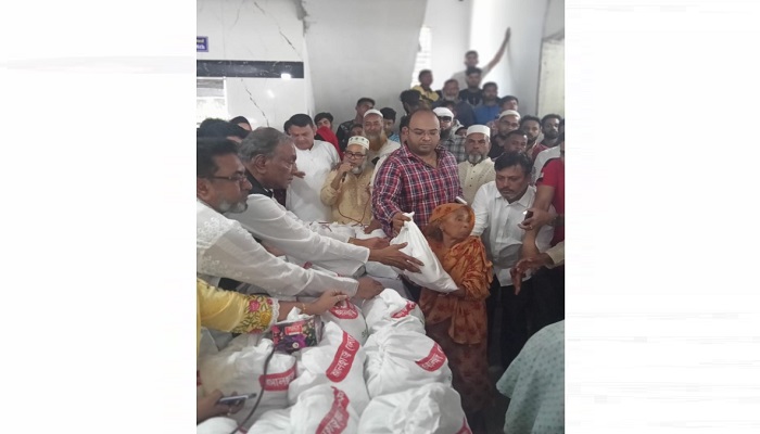 ৫ হাজার মানুষের মাঝে খাদ্যসামগ্রী বিতরণ করলেন সাদেক খান