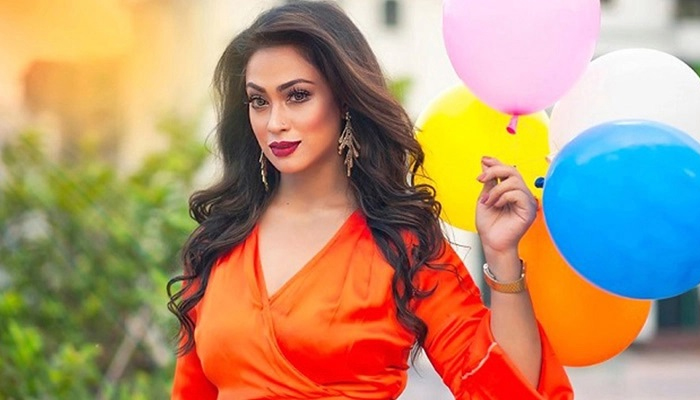 পপির অপেক্ষায় নির্মাতা