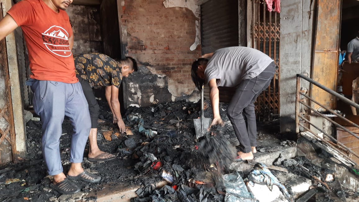 কোথাও জ্বলছে আগুন, উঠছে কালো ধোঁয়া