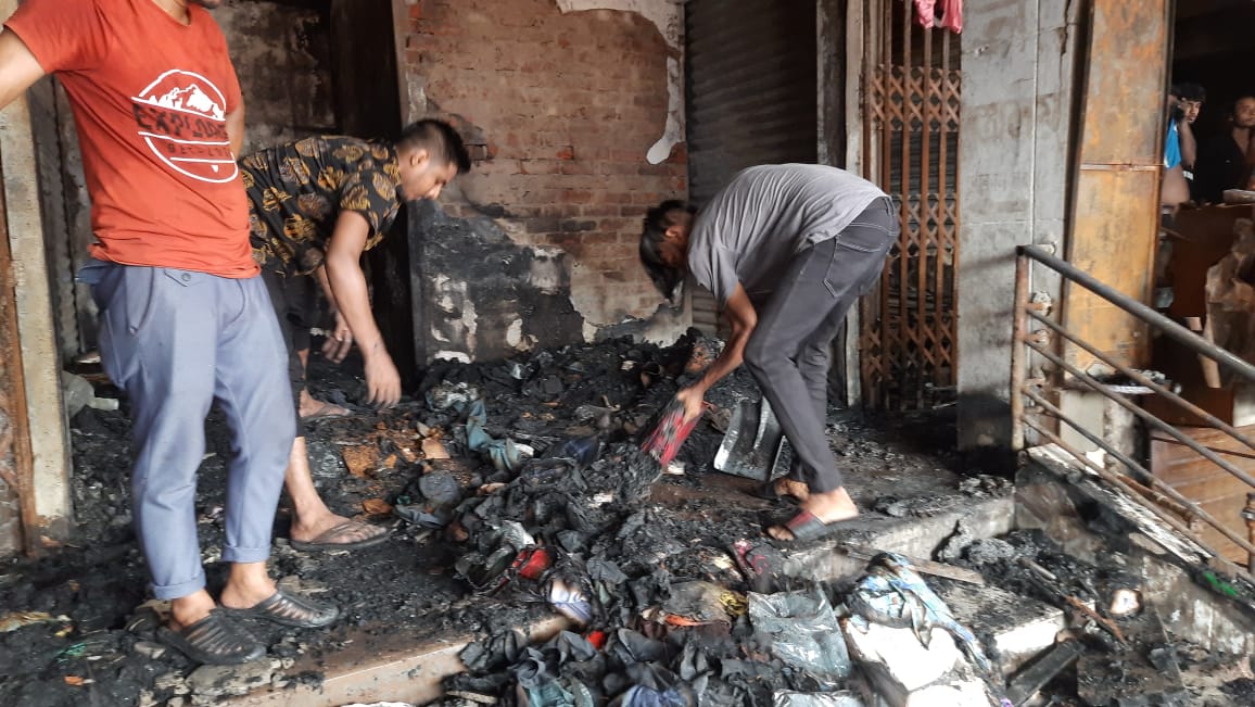 কোথাও জ্বলছে আগুন, উঠছে কালো ধোঁয়া