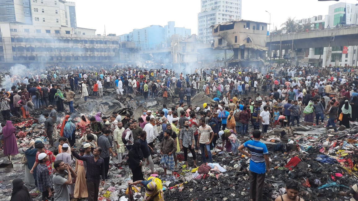 কোথাও জ্বলছে আগুন, উঠছে কালো ধোঁয়া