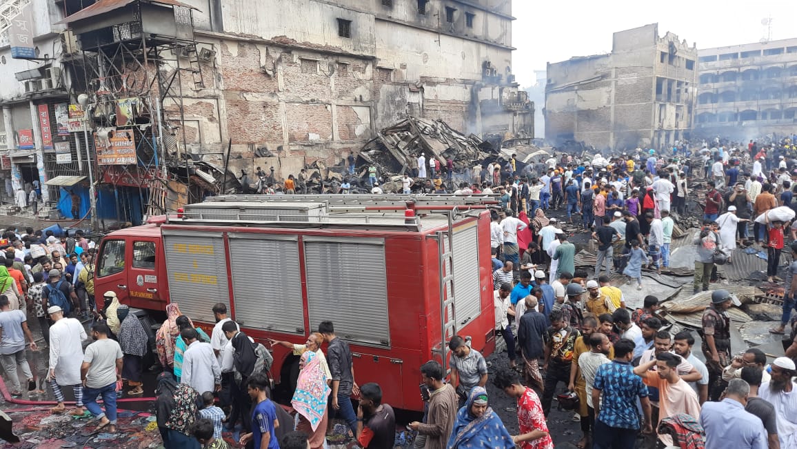 কোথাও জ্বলছে আগুন, উঠছে কালো ধোঁয়া