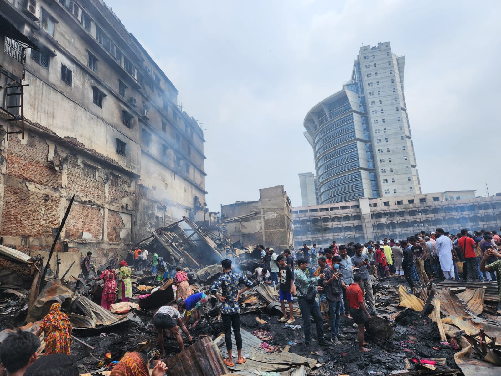 কোথাও জ্বলছে আগুন, উঠছে কালো ধোঁয়া
