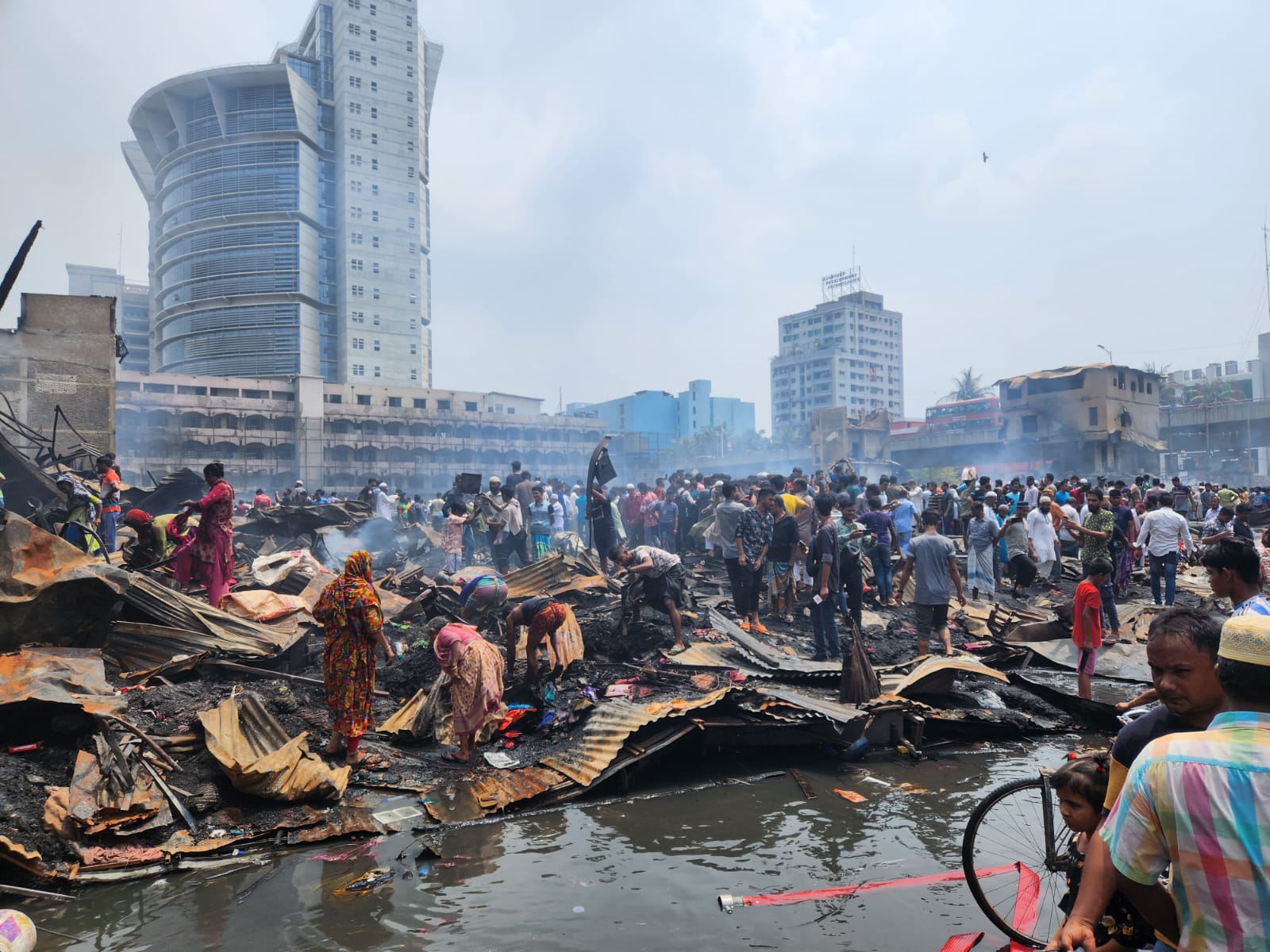 কোথাও জ্বলছে আগুন, উঠছে কালো ধোঁয়া