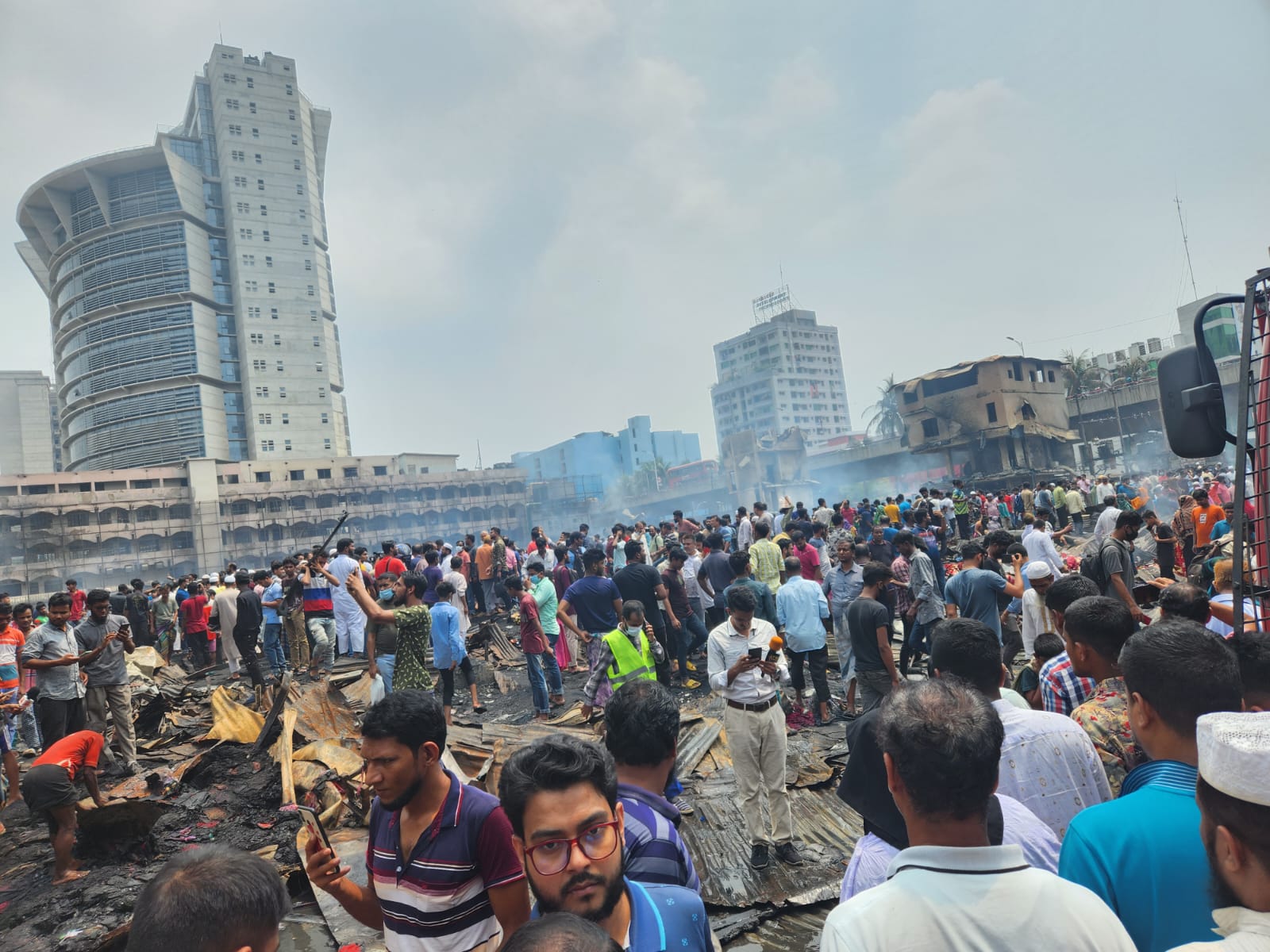 কোথাও জ্বলছে আগুন, উঠছে কালো ধোঁয়া