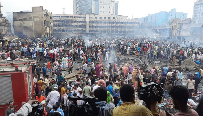 কোথাও জ্বলছে আগুন, উঠছে কালো ধোঁয়া
