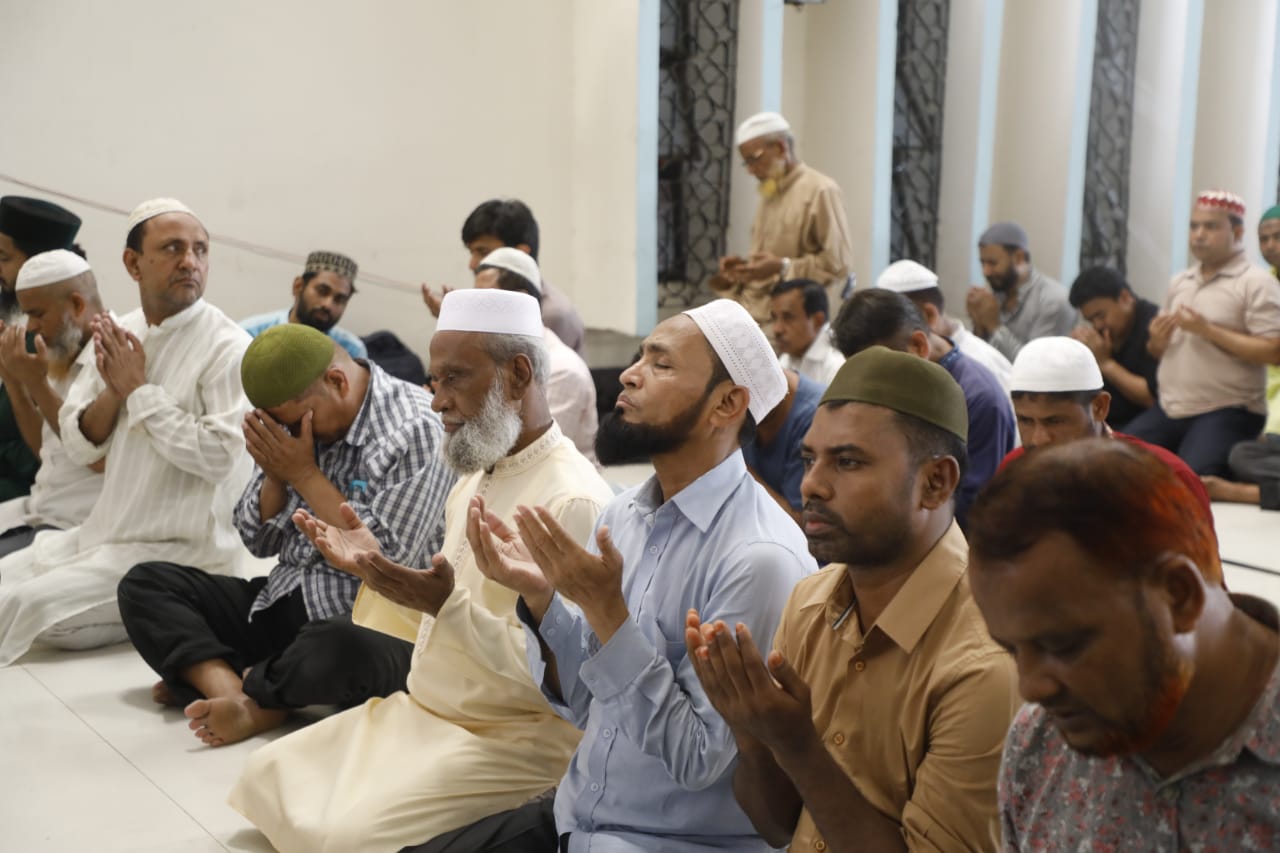 জুমাতুল বিদায় অংশ নিতে বায়তুল মোকাররমে মুসল্লিদের ঢল
