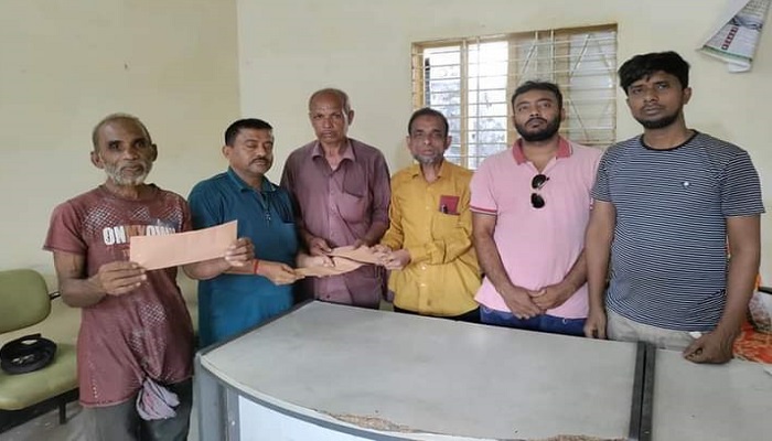 ঝিকরগাছা প্রেসক্লাবের উদ্যোগে হকারদের ঈদ উপহার