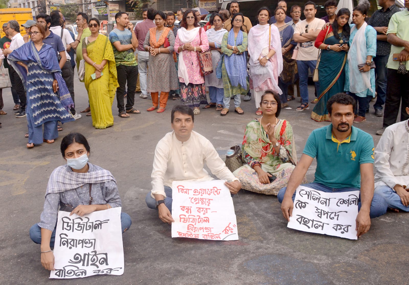 কবি সেলিনা শেলীকে স্বপদে বহালের দাবিতে চট্টগ্রামে মানববন্ধন