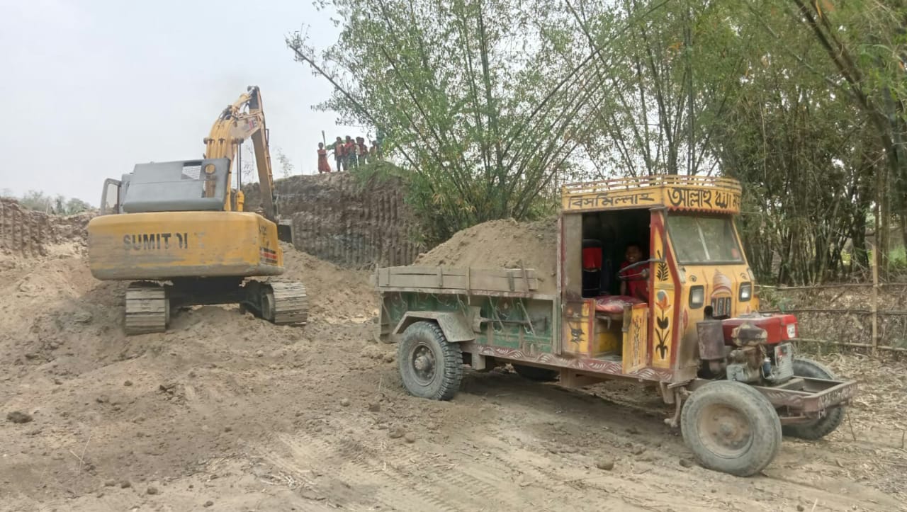 দৌলতপুরে হিসনার মাটি তোলায় গ্রামবাসীর আপত্তি