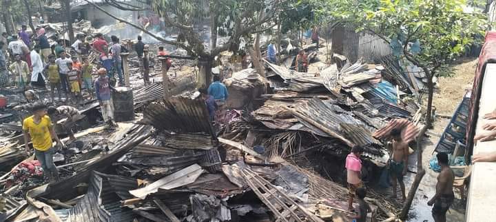 কেন্দুয়ায় অগ্নিকাণ্ডে নিঃস্ব ১৪ পরিবার