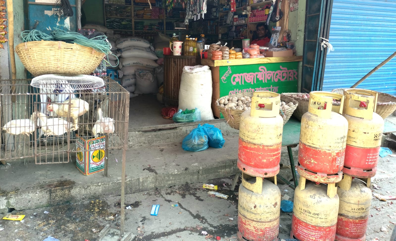 শান্তিগঞ্জে যত্রতত্র গ্যাস সিলিন্ডার বিক্রি, দুর্ঘটনার শঙ্কা