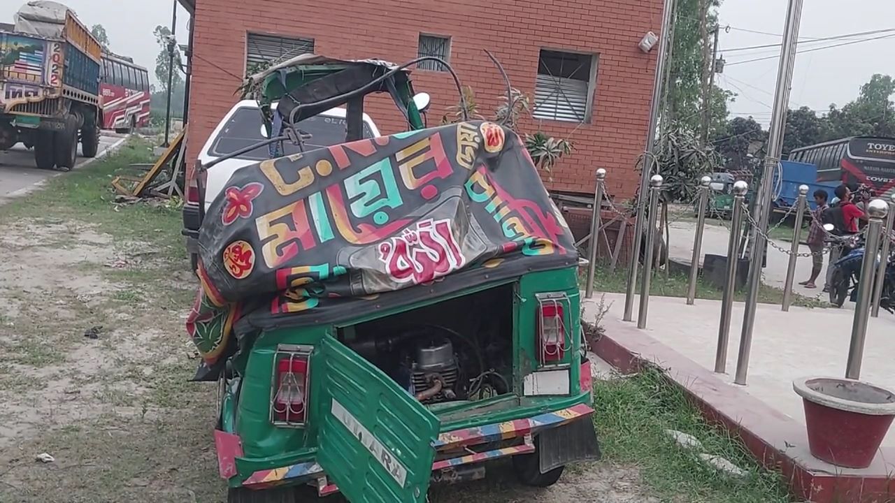 গাইবান্ধায় বাসচাপায় সিএনজির ৪ যাত্রী নিহত