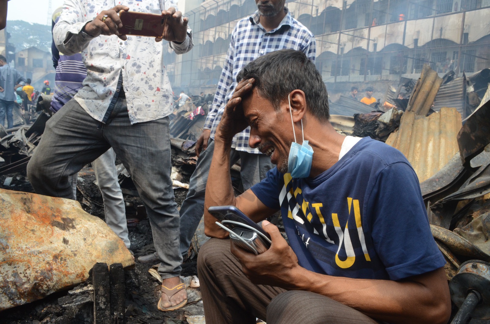 স্বপ্ন হলো ছাই, ভোরের কাগজের ছবিতে বঙ্গবাজার অগ্নিকাণ্ড