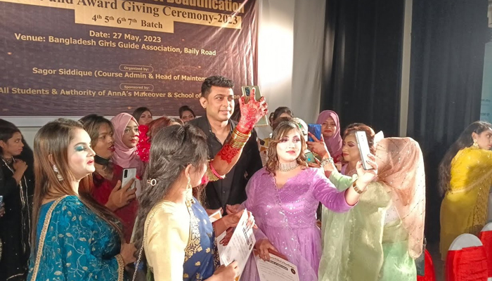 নারী ভক্তদের ভিড়ে নাজেহাল জায়েদ খান