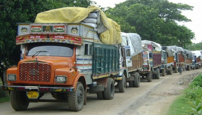 বাংলাদেশে ঢোকার অপেক্ষায় পেঁয়াজ বোঝাই ৩০ ট্রাক