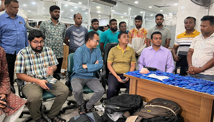 নিজেই কুরিয়ারে পাঠাতেন মাদক, করতেন রিসিভও