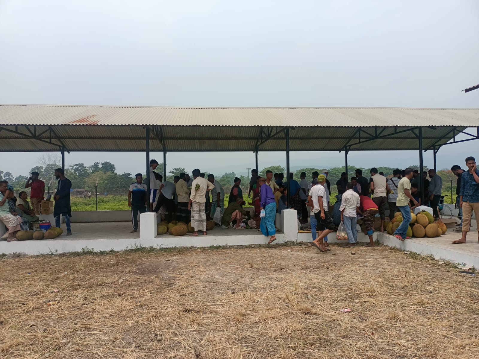 ভারতীয় পণ্যের দোকানে ভিড়, বাংলাদেশি দোকান ফাঁকা