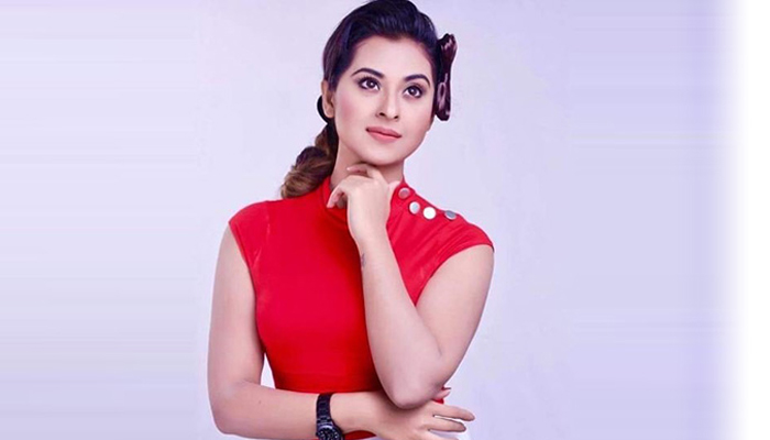 এবার ঘাড় ধাক্কা নিয়ে মুখ খোলেন বুবলী