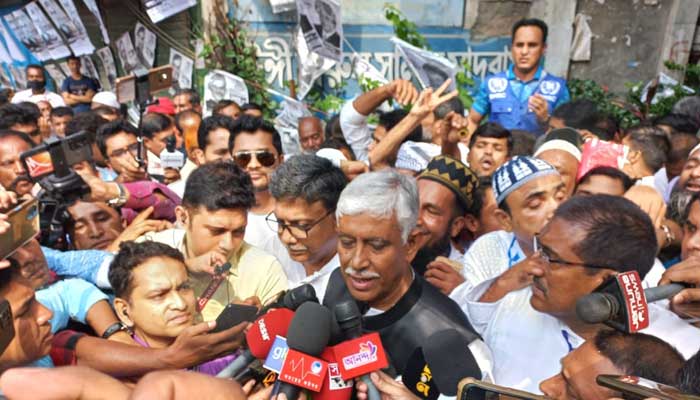 ভোটদান শেষে সাংবাদিকদের মুখোমুখি আজমত উল্লা