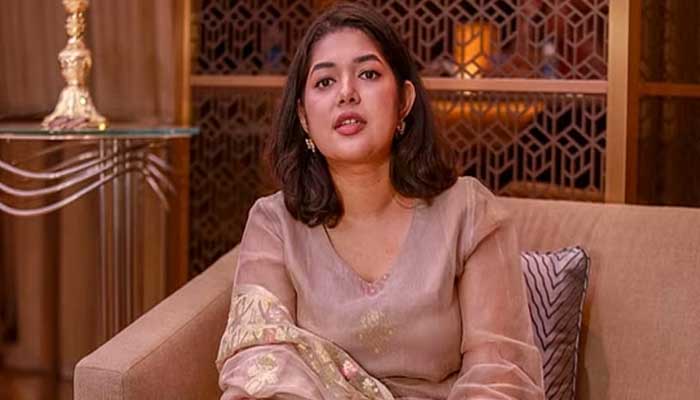 আলোচনায় ‘চিফ হিট অফিসার’ বুশরা আফরিন