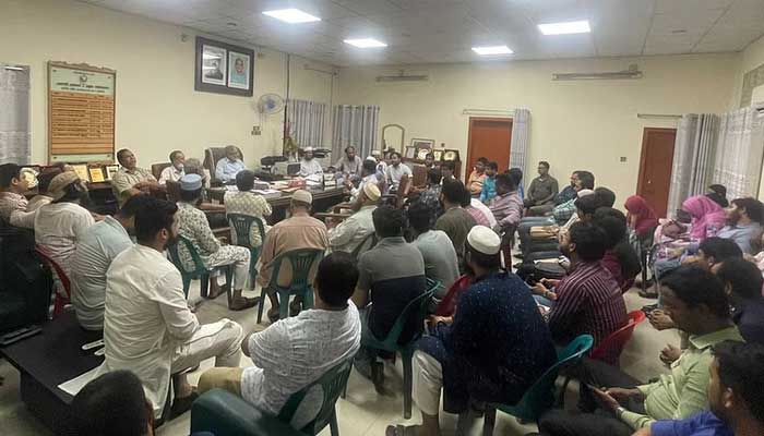 সকাল থেকে অবরুদ্ধ রুয়েট উপাচার্য
