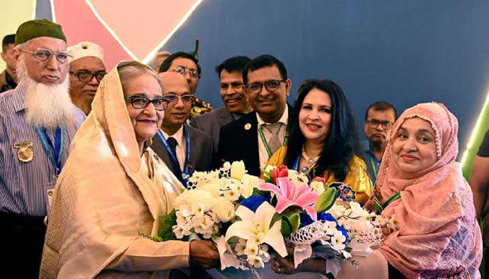 আইইবি প্রাঙ্গণে ফুলেল শুভেচ্ছাসিক্ত প্রধানমন্ত্রী